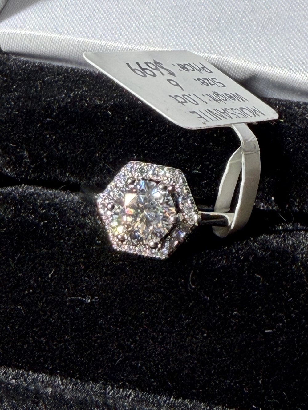 🔥 1CT HALO MOISSANITE RING — SHE’LL BE BLINGIN’! 💍🔥
Passes the Diamond Tester! 💎
